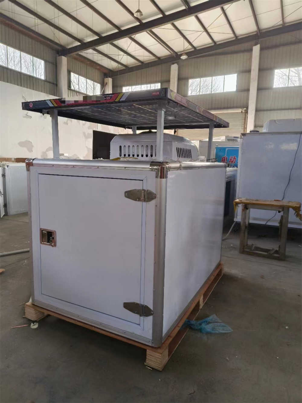 Custom Rotomolded Cargo Transfer Frozen Box with Solar Panel of Van Pickup with 48V/45AH Battery 1.5m Freezer Container  0 -10